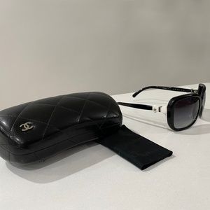 Chanel white bow black sunglasses